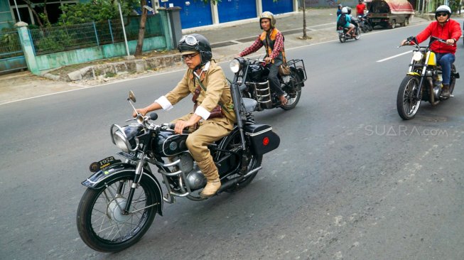 Atribut pasukan tentara Jepang juga ikut ambil bagian dalam acara rolling thunder bertajuk "Sunmori Tabur Bunga" [Suara.com/Anang Firmansyah].