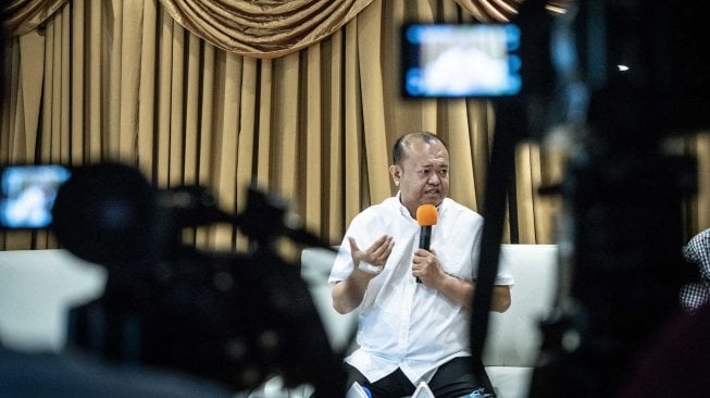 Pendiri Partai Nasdem Patrice Rio Capella memberikan keterangan pers terkait maslah terkini Partai Nasdem di Jakarta, Minggu (10/11). [ANTARA FOTO/Aprillio Akbar]