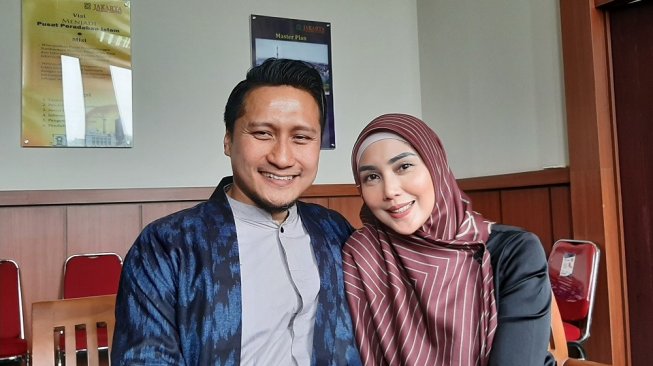 Lihat Kondisi Anaknya Dirawat di RS, Arie Untung Akui Hatinya Hancur