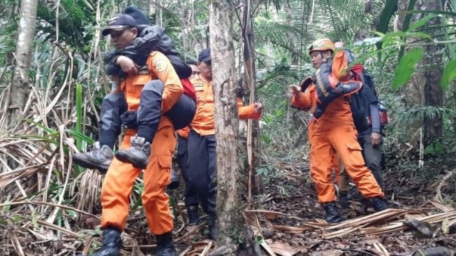 Dua Pendaki Gunung Klabat yang Cedera Dievakuasi Basarnas