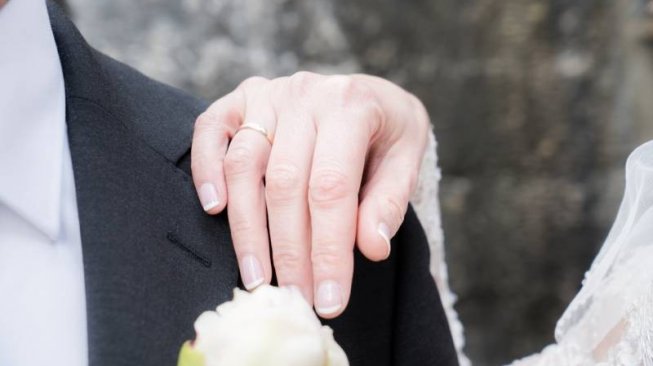 Mengapa Cincin Nikah Dipakai di Jari Manis? 