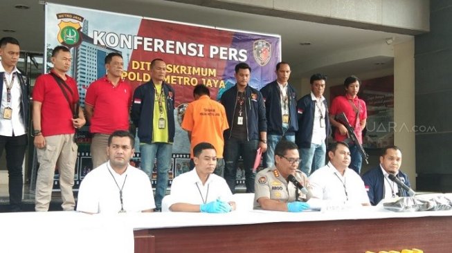 Polda Metro Jaya merilis kasus pembunuha Rieke Adrianti, warga Rusun Griya Tipar Cakung, Jaktim. (Suara.com/Arga).