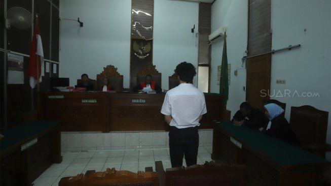 Artis Jefri Nichol menjalani sidang vonis di Pengadilan Negeri Jakarta Selatan, Minggu (11/11). [Suara.com/Angga Budhiyanto]