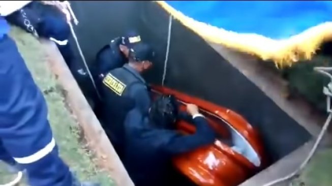 Prosesi pemakaman Mantan Wali Kota Tacuri Garcia. (YouTube/Informante Peru)