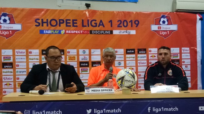 elatih Persija Jakarta Edson Tavares (tengah) dan Marko Simic (kanan) dalam jumpa pers usai pertandingan melawan Borneo FC di Stadion Wibawa Mukti, Cikarang, Senin (11/11/2019). (Suara.com/Adie Prasetyo Nugraha)