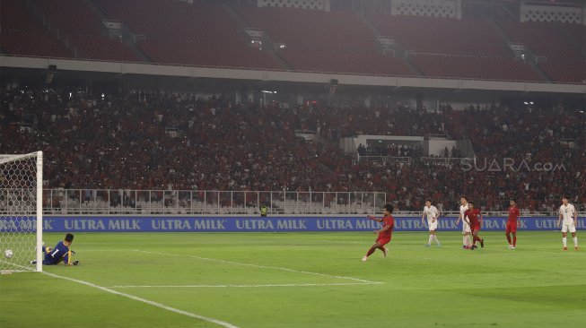 Pemain Timnas Indonesia U-19 Bagus Alfikri sukses menjadi eksekutor dari titik putih saat ajang Kualifikasi Piala Asia 2020 melawan Korea Utara di Stadion Gelora Bung Karno, Jakarta, Minggu (10/11). [Suara.com/Angga Budhiyanto]  