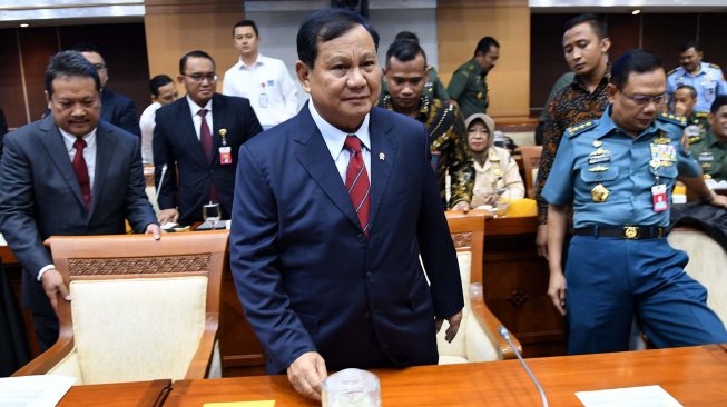 Menteri Pertahanan Prabowo Subianto bersiap mengikuti rapat bersama Komisi I DPR di kompleks Parlemen, Jakarta, Senin (11/11).  [ANTARA FOTO/Aditya Pradana Putra]