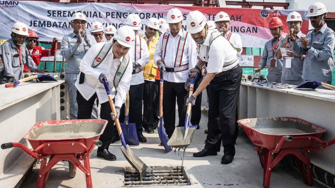 Menko Kemaritiman dan Investasi Luhut Binsar Pandjaitan (tengah kanan) bersama Menteri BUMN Erick Thohir (tengah kiri) disaksikan Menteri Perhubungan Budi Karya Sumadi (tengah) melakukan pengecoran "closure" tengah Jembatan Lengkung Bentang Panjang Kuningan Kereta Api Ringan atau Light Rail Transit (LRT) Jabodebek di Kuningan, Jakarta, Senin (11/11). [ANTARA FOTO/Aprillio Akbar]