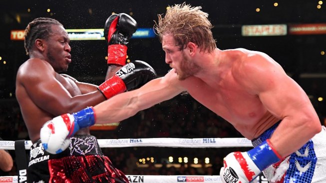 Youtuber Inggris, KSI (kiri) mengelak dari pukulan youtuber Amerika Serikat Logan Paul dalam duel yang digelar di Staples Center, Los Angeles, Amerika Serikat, Sabtu malam (9/11/2019). [AFP/Jayne Kamin-Oncea]