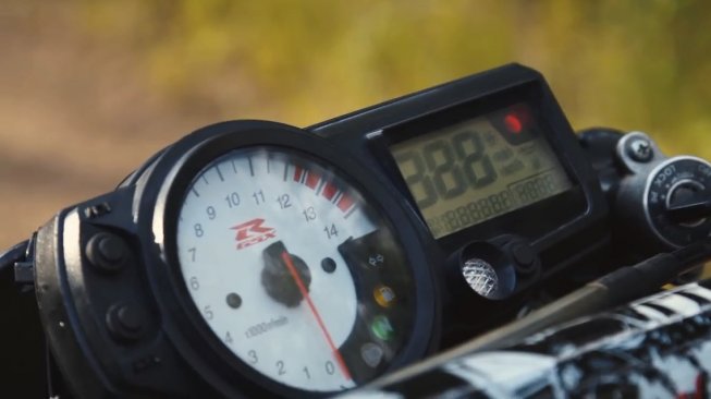 Motor Sport Fairing Suzuki GSX-R 1000 Diubah Jadi Motor Trail. (YouTube/Stunt Freaks Team)