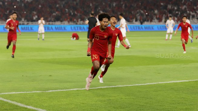 Pemain Timnas Indonesia U-19 melakukan selebrasi usai menuai hasil imbang melawan Korea Utara saat ajang Kualifikasi Piala Asia 2020 di Stadion Gelora Bung Karno, Jakarta, Minggu (10/11).[Suara.com/Angga Budhiyanto] 