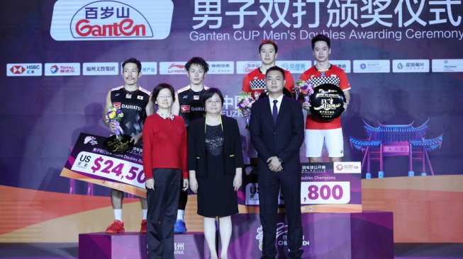 Pasangan ganda putra Indonesia, Kevin Sanjaya Sukamuljo/Marcus Fernaldi Gideon, menjuarai Fuzhou China Open 2019 usai mengalahkan Takeshi Kamura/Keigo Sonoda (Jepang), Minggu (10/11). [Humas PBSI]