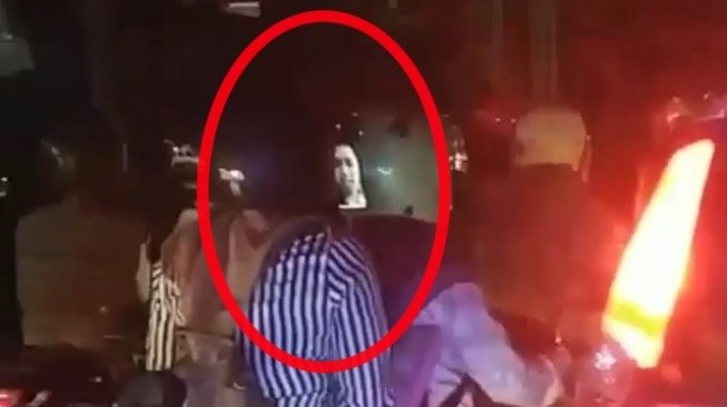 Pembonceng Wanita Ini Temukan Fungsi Lain Helm, Cocok Untuk yang LDR-an