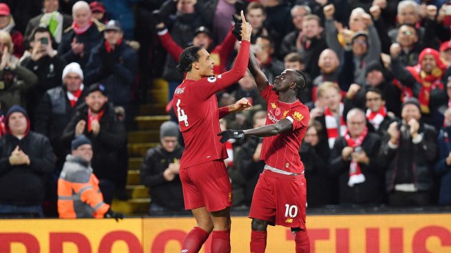 Striker Liverpool Sadio Mane (kanan) merayakan dengan bek golnya bersama bek Liverpool Virgil van Dijk (kiri) setelah mencetak gol ketiga mereka selama pertandingan sepak bola Liga Premier Inggris antara Liverpool melawan Manchester City di Anfield, Liverpool, Inggris, Minggu (10/11).  [Paul ELLIS / AFP]