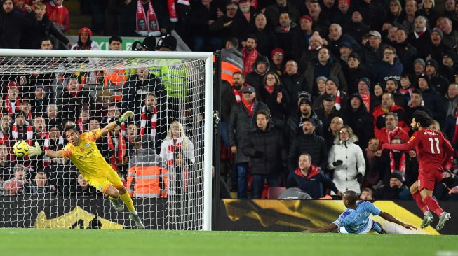 
Penyerang Liverpool Mohamed Salah menyaksikan tandukannya mengalahkan kiper Manchester City Claudio Bravo (kiri) untuk membuat skor 2-0 selama pertandingan sepak bola Liga Premier Inggris antara Liverpool melawan Manchester City di Anfield, Liverpool, Inggris, Minggu (10/11).
[Paul ELLIS / AFP]