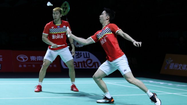Pasangan ganda putra Indonesia, Kevin Sanjaya Sukamuljo/Marcus Fernaldi Gideon, menjuarai Fuzhou China Open 2019 usai mengalahkan Takeshi Kamura/Keigo Sonoda (Jepang), Minggu (10/11). [Humas PBSI]