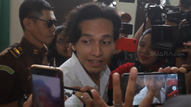 Artis Jefri Nichol menjalani sidang putusan di Pengadilan Negeri Jakarta Selatan, Minggu (11/11). [Suara.com/Angga Budhiyanto]