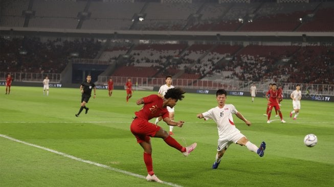 Pemain Timnas Indonesia U-19 Bagus Alfikri berusaha melewati pemain Korea Utara saat ajang Kualifikasi Piala Asia 2020 di Stadion Gelora Bung Karno, Jakarta, Minggu (10/11). [Suara.com/Angga Budhiyanto]