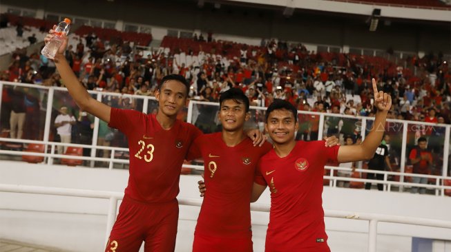 Pemain Timnas Indonesia U-19 melakukan selebrasi usai menuai hasil imbang melawan Korea Utara saat ajang Kualifikasi Piala Asia 2020 di Stadion Gelora Bung Karno, Jakarta, Minggu (10/11).[Suara.com/Angga Budhiyanto]