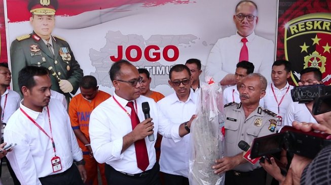Polda Jatim merilis kasus robohnya atap SDN Gentong yang menewaskan murid dan guru. (Suara.com/Achmad Ali).