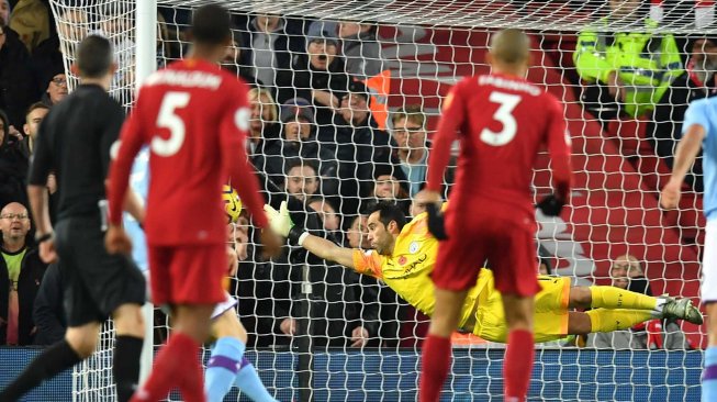 Gelandang Liverpool Fabinho (tengah) menyaksikan penjaga gawang Manchester City, Claudio Bravo tidak mampu mencegah tembakannya membuat skor menjadi 1-0 selama pertandingan sepak bola Liga Premier Inggris antara Liverpool melawan Manchester City di Anfield, Liverpool, Inggris, Minggu (10/11). [Paul ELLIS / AFP]