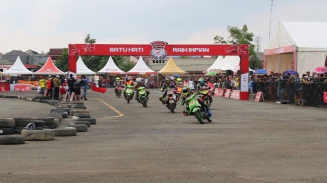 Honda Dream Cup (HDC) seri Samarinda digelar di Sirkuit Ex Bandara Temindung, Kota Samarinda, Kalimantan Timur, Minggu (10/11/2019). [Suara.com/Syaiful Rachman]