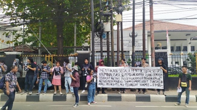 Puluhan mahasiswa dari Front Mahasiswa Bersatu (FMB) berdemo di depan gedung Pengadilan Negeri Jakarta Selatan. (Suara.com/Stephanus Aranditio).