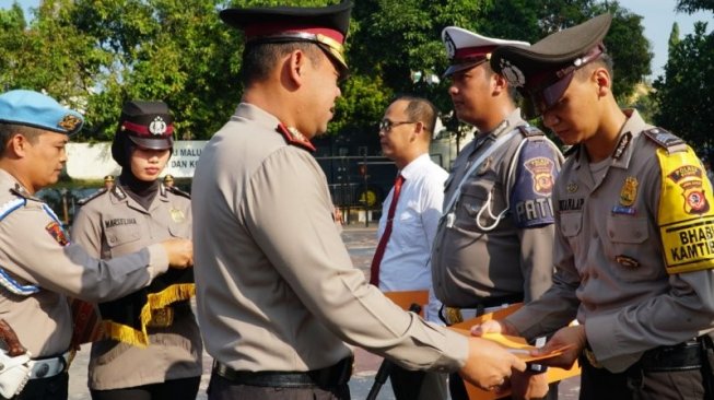 Brigadir Buana Adi Putra telah menerima serangkaian penghargaan untuk dedikasinya bermotor jauh ke pelosok [ANTARA Foto].
