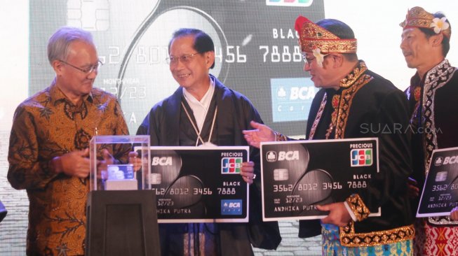Duta Besar Jepang untuk Indonesia Masafumi Ishii (kedua kiri) bersama Presiden Direktur BCA Jahja Setiaatmadja (tengah) bersama Executive Vice President bersama President dan Chief Operating Officer JCB International Co. Ltd. Kimihisa Imada (kedua kiri) Direktur BCA Santoso (ketiga kiri) dan direksi JCB di sela-sela peluncuran Kartu Kredit BCA-JCB Black di Jakarta, Senin (11/11). [Suara.com/Oke Atmaja]