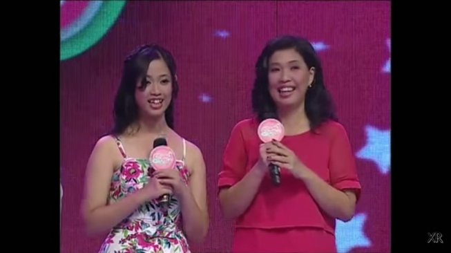 Claudia Emmanuela Santoso bersama ibunya, Christine saat mengikuti ajang Mama Mia Indosiar pada 2014 lalu. [YouTube]