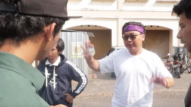 Diskusi dan pengarahan saat pembuatan video. [MindPlace Studio]