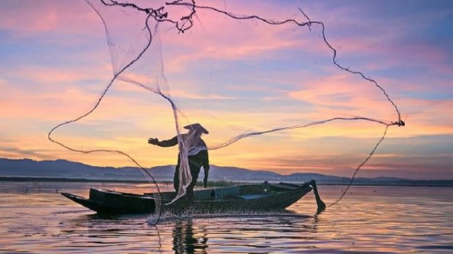 Gelombang Tinggi, Nelayan Pantai Depok Sempat Tak Melaut