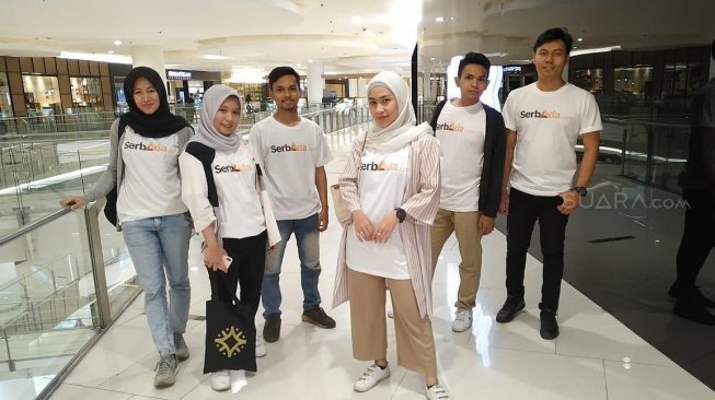 Tim Serbada.com, situs news-commerce yang baru diluncurkan oleh PT Arkadia Digital Media Tbk, saat berada di salah satu pusat perbelanjaan di Jakarta, Senin (11/11/2019). [Suara.com]