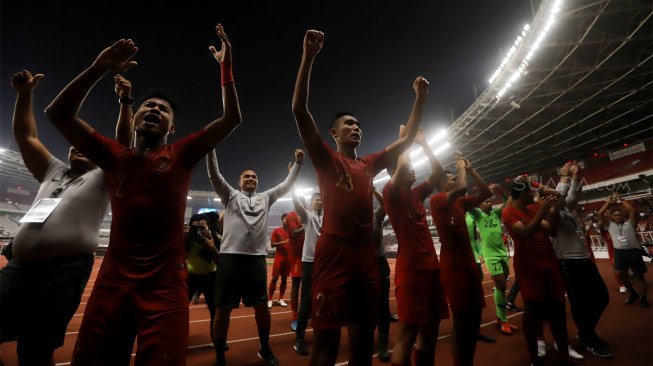 Pemain Timnas Indonesia U-19 melakukan selebrasi usai menuai hasil imbang melawan Korea Utara saat ajang Kualifikasi Piala Asia 2020 di Stadion Gelora Bung Karno, Jakarta, Minggu (10/11).[Suara.com/Angga Budhiyanto] 