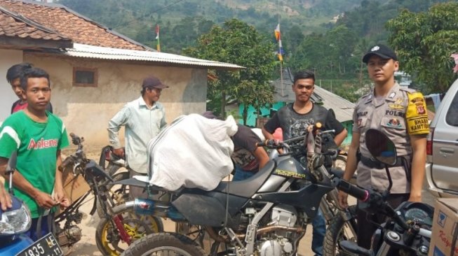 Terobos Hutan Pakai Motor Trail, Bhabinkamtibmas Berbagi Filosofi Kopi