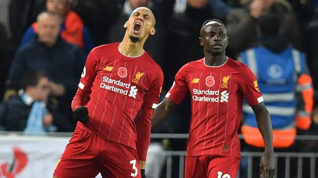 
Gelandang Liverpool Fabinho (kiri) merayakan golnya setelah mencetak gol pembuka selama pertandingan sepak bola Liga Premier Inggris antara Liverpool melawan Manchester City di Anfield, Liverpool, Inggris, Minggu (10/11). [Paul ELLIS / AFP]