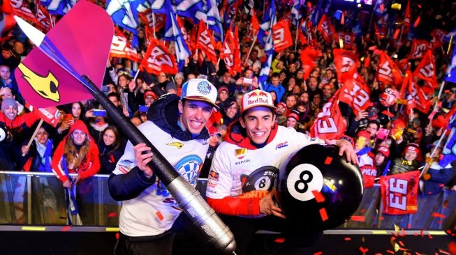 Pebalap Repsol Honda, Marc Marquez, dan sang adik Alex Marquez (EG 0,0 Marc VDS) merayakan keberhasilan mereka menjadi juara dunia MotoGP dan Moto2 2019 di Cervera, Barcelona, Spanyol, Sabtu (9/11/2019). [AFP/Jose Jordan]