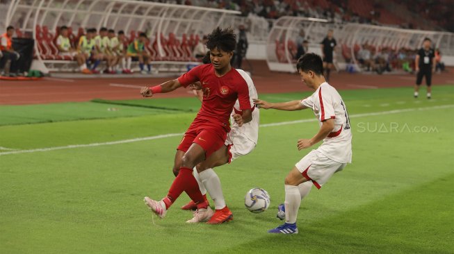 Pemain Timnas Indonesia U-19 Bagus Alfikri berusaha melewati pemain Korea Utara saat ajang Kualifikasi Piala Asia 2020 di Stadion Gelora Bung Karno, Jakarta, Minggu (10/11). [Suara.com/Angga Budhiyanto]