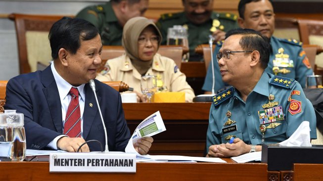 Menteri Pertahanan Prabowo Subianto bersiap mengikuti rapat bersama Komisi I DPR di kompleks Parlemen, Jakarta, Senin (11/11).  [ANTARA FOTO/Aditya Pradana Putra]