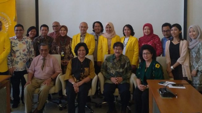 Achmad Sujudi, Nafsiah Mboi, Farid Moeloek, dan Nila Moeloek hadir di diskusi Comdev Lounge Iluni UI di Fakultas Kedokteran Universitas Indonesia, Jakarta Pusat, Selasa (12/11/2019). (Suara.com/M. Reza)