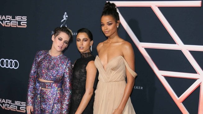 Aktris Kristen Stewart, Naomi Scoot dan Ella Balinska berpose saat menghadiri pemutaran perdana film Charlie's Angels di teater Regency di Westwood, California, Senin (11/11). [Jean-Baptiste LACROIX / AFP]