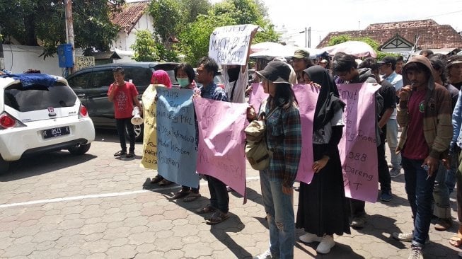 Pedagang kaki lima bersama sejumlah aktivis mahasiswa melakukan orasi di depan kantor Panitikismo Keraton Yogyakarta, Selasa (12/11/2019). - (SUARA/Baktora)