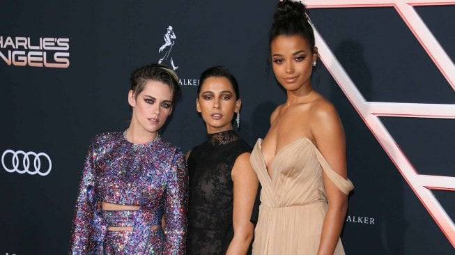 Aktris Kristen Stewart, Naomi Scoot dan Ella Balinska berpose saat menghadiri pemutaran perdana film Charlie's Angels di teater Regency di Westwood, California, Senin (11/11). [Jean-Baptiste LACROIX / AFP]