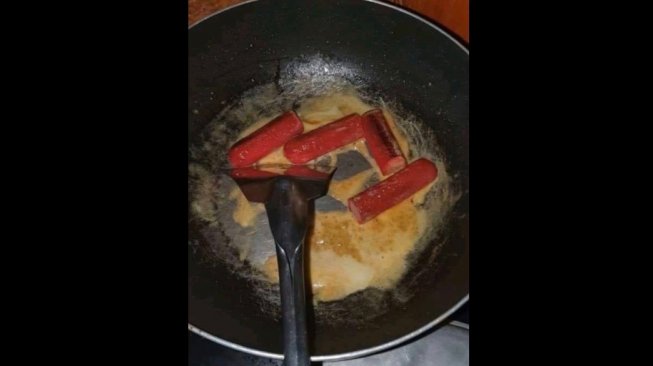 Postingan warganet, memasak dengan cairan yanng dikira minyak goreng. [Twitter]