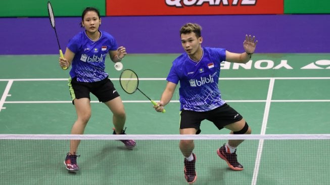 Pasangan ganda campuran Indonesia, Rinov Rivaldy/Pitha Haningtyas Mentari, gagal melaju ke babak kedua Hong Kong Open 2019 usai kalah dari Chan Peng Soon/Goh Liu Ying (Malaysia), Selasa (12/11). [Humas PBSI]