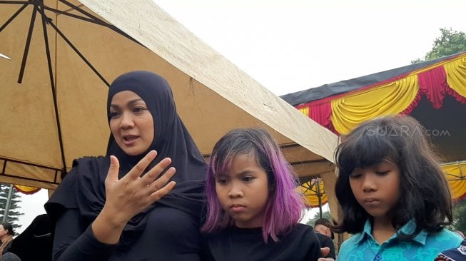 Nirina Zubir di pemakaman sang ibu. [Sumarni/Suara.com]