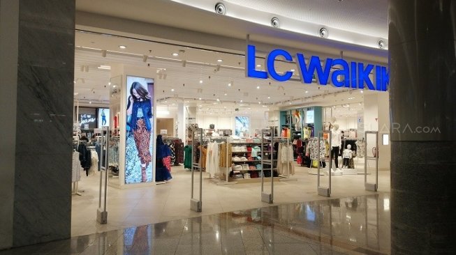 Penampakan toko pakaian LC Waikiki Department Store Lantai LG Super Pakuwon Mal Surabaya. (Suara.com/Arry Saputra).