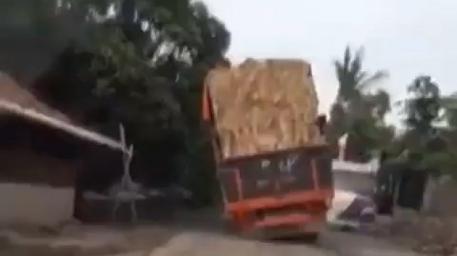 Kelebihan Muatan, Truk di Bekasi Terguling di Jalan Perkampungan