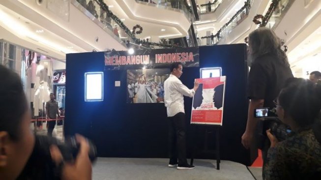 Pameran Foto, Jokowi Terkesan dengan Potret Dirinya Gendong Anak Papua