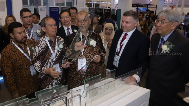 Doddy Widodo selaku Staff Ahli Menteri Bidang Pendalaman, Penguatan dan Penyebaran Industri meninjau acara Glasstech Asia 2019 dan Fenestration Asia 2019 di Indonesian Convention Exhibition (ICE), BSD, Tangerang Selatan, Selasa (12/11). [Suara.com/Angga Budhiyanto]  
